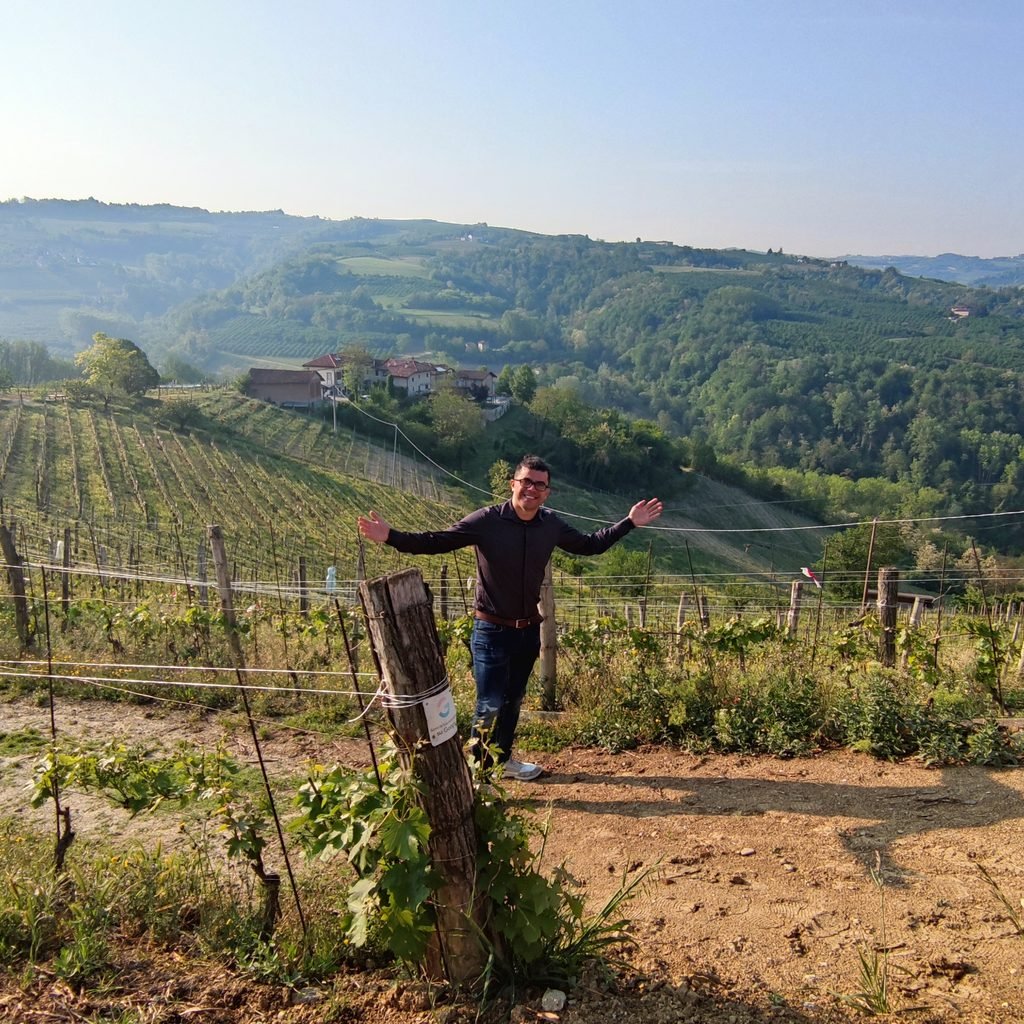 Euentre as videiras de um vinhedo no Piemonte